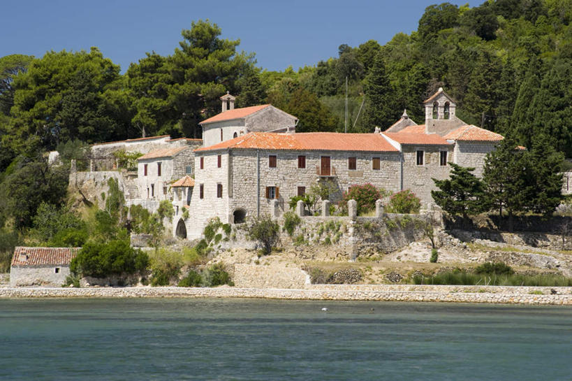 无人,家,横图,室外,白天,正面,旅游,度假,岛屿,海浪,海洋,名胜古迹,树林,植物,标志建筑,地标,建筑,欧洲,克罗地亚,阴影,节日,遗迹,光线,影子,房屋,屋子,岛,浪花,古迹,文化,文物,娱乐,建设,古建筑,楼房,住宅,树,树木,蓝色,绿色,蓝天,天空,阳光,自然,海水,天,祈祷,享受,休闲,健康,旅游胜地,放松,许愿,宗教,信仰,生长,晴朗,成长,纪念,祈求,基督教,天主教,修道院,海景,信念,古文明,万里无云,克罗地亚共和国,神学院,修院,隐修院,平安,大海,风浪,海,海水的波动,近岸浪,列岛,群岛,涌浪,诸岛,晴空,晴空万里,彩图,房子