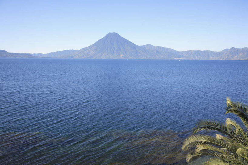 无人,横图,室外,白天,正面,旅游,度假,湖,湖泊,火山,美景,水,植物,棕榈树,叶子,危地马拉,阴影,波纹,光线,影子,湖面,景观,水流,水面,云,云朵,绿叶,涟漪,云彩,娱乐,树,树木,蓝色,绿色,白云,倒影,蓝天,水纹,天空,阳光,自然,波浪,湖水,天,享受,休闲,嫩叶,景色,放松,生长,晴朗,成长,倒映,北美,北美洲,自然风光,美洲,棕榈叶,水晕,北亚美利加洲,亚美利加洲,危地马拉共和国,瓜地马拉,阿蒂特兰湖,反照,叶,叶片,活火山,死火山,休眠火山,晴空,彩图