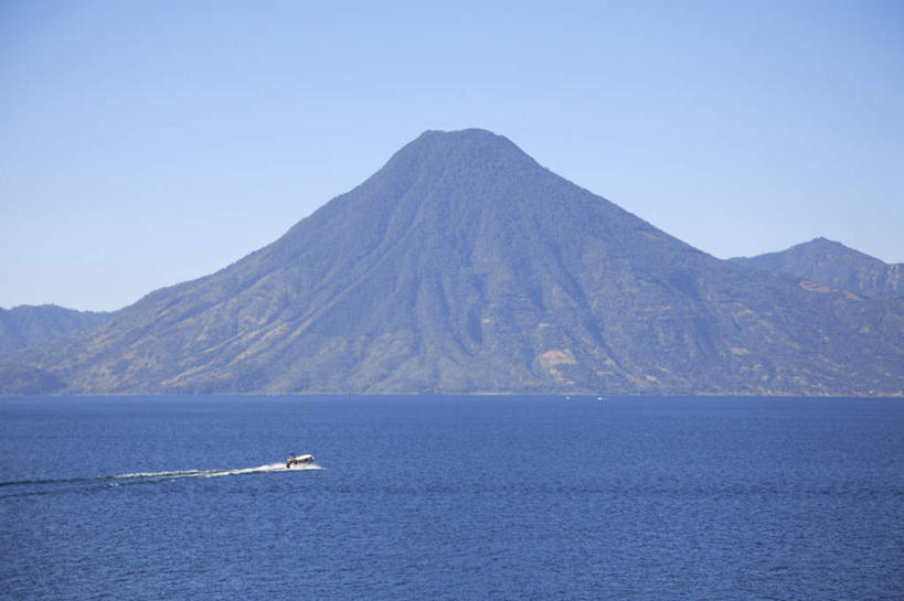 无人,横图,室外,白天,正面,旅游,度假,湖,湖泊,火山,美景,水,船,危地马拉,一艘,阴影,波纹,飞溅,溅,光线,液体,影子,湖面,景观,水滴,水流,水面,云,云朵,游艇,涟漪,云彩,娱乐,水珠,蓝色,白云,倒影,蓝天,水纹,天空,阳光,自然,船尾波,交通工具,波浪,湖水,天,享受,休闲,景色,放松,晴朗,倒映,北美,北美洲,喷洒,自然风光,载具,美洲,水晕,北亚美利加洲,亚美利加洲,危地马拉共和国,瓜地马拉,阿蒂特兰湖,反照,活火山,死火山,休眠火山,晴空,彩图