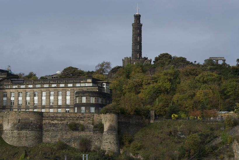 无人,横图,室外,白天,正面,旅游,度假,河流,石头,水,植物,标志建筑,地标,建筑,英国,欧洲,波纹,石子,堡垒,城堡,墙,河水,水流,乌云,云,阴天,云朵,涟漪,首都,云彩,娱乐,建设,苏格兰,墙壁,墙面,树,树木,绿色,倒影,水纹,天空,自然,波浪,天,享受,休闲,旅游胜地,放松,生长,成长,倒映,昏暗,阴沉,西欧,要塞,大不列颠,大不列颠及北爱尔兰联合王国,首府,水晕,大不列颠联合王国,日不落英帝国,苏格兰王国,反照,爱丁堡,设防,卡尔顿山,石块,岩石,彩图