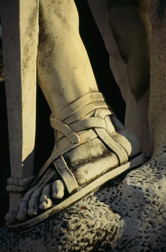 肌肉,健壮,无人,竖图,室外,特写,白天,正面,凉鞋,旅游,度假,标志建筑,地标,建筑,鞋子,雕塑,意大利,欧洲,阴影,艺术,装饰,光线,雕刻,雕像,影子,娱乐,建设,阳光,工艺品,享受,休闲,健康,旅游胜地,放松,活力,力量,纪念,青春,美术,强壮,拉齐奥,南欧,足部,主题,陈列,意大利共和国,功能,美学,拉齐奥大区,彩图,夹趾拖鞋,人字拖,人字拖鞋