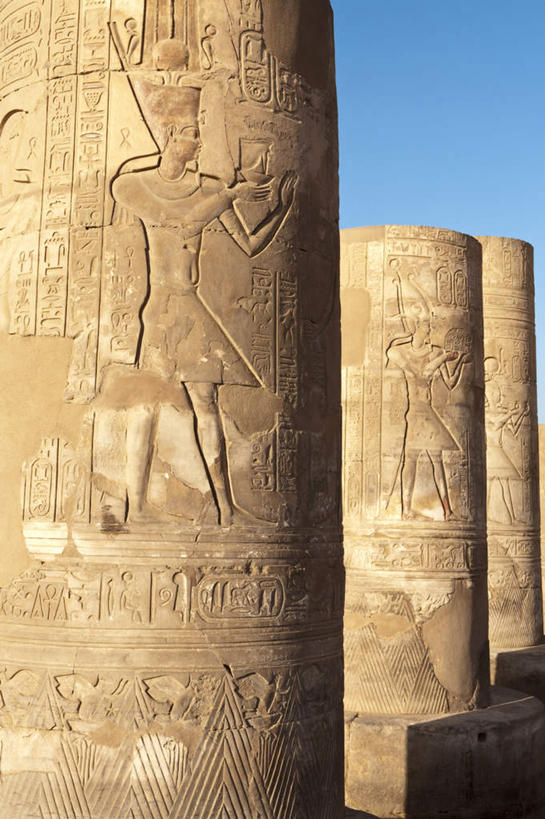 无人,竖图,室外,白天,仰视,旅游,度假,名胜古迹,标志建筑,地标,建筑,雕塑,非洲,埃及,一排,阴影,节日,遗迹,艺术,整齐,装饰,光线,雕刻,雕像,影子,柱子,古迹,历史,文化,文物,娱乐,建设,古建筑,废墟,古代,排列,蓝色,蓝天,天空,阳光,工艺品,天,祈祷,享受,休闲,健康,旅游胜地,放松,许愿,宗教,信仰,晴朗,纪念,祈求,美术,神殿,古埃及,队列,主题,陈列,古文明,北非,万里无云,阿拉伯埃及共和国,金字塔之国,棉花之国,功能,美学,阿非利加洲,古远,康翁波神庙,平安,晴空,晴空万里,彩图,低角度拍摄