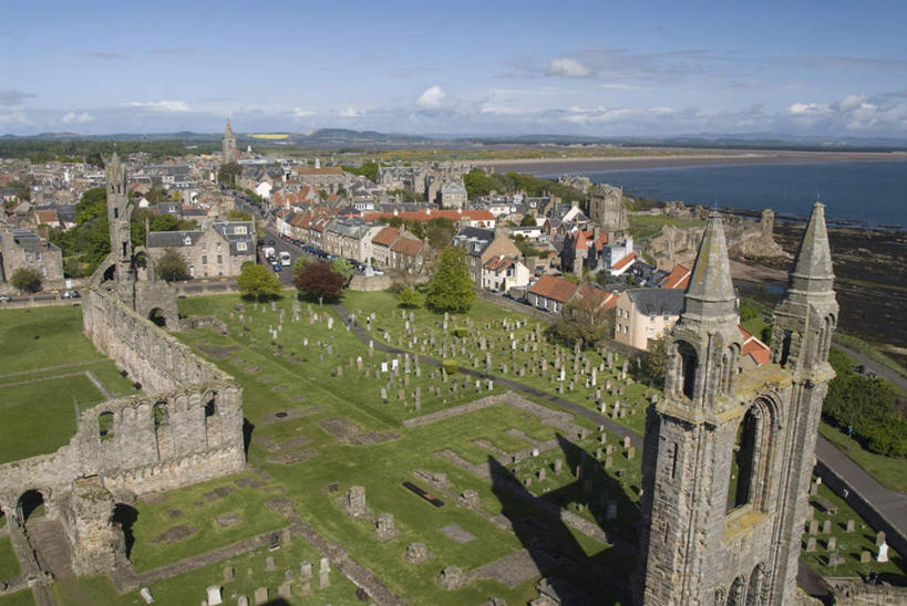 无人,家,教堂,横图,俯视,室外,白天,旅游,度假,草地,草坪,海浪,海洋,名胜古迹,沙滩,植物,标志建筑,道路,地标,建筑,路,英国,欧洲,阴影,节日,遗迹,光线,沙子,影子,房屋,墙,屋子,海岸,浪花,云,云朵,拱门,小路,交通,沙地,云彩,古迹,文化,文物,娱乐,建设,古建筑,楼房,苏格兰,废墟,墙壁,墙面,住宅,草,树,树木,蓝色,绿色,白云,蓝天,天空,阳光,自然,海水,墓碑,天,祈祷,享受,休闲,墓地,健康,旅游胜地,放松,许愿,宗教,信仰,生长,晴朗,成长,纪念,祈求,西欧,大不列颠,海景,坟场,信念,古文明,大不列颠及北爱尔兰联合王国,大不列颠联合王国,日不落英帝国,苏格兰王国,圣安德鲁斯,圣安德鲁斯大教堂,平安,大海,风浪,海,海水的波动,海滩,近岸浪,涌浪,晴空,彩图,高角度拍摄,房子,大教堂,礼拜堂