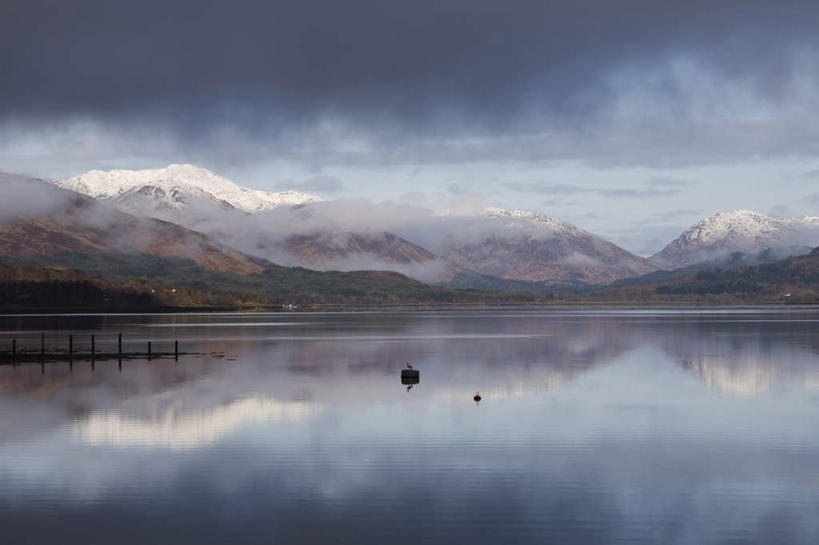 无人,横图,室外,白天,正面,旅游,度假,湖,湖泊,石头,美景,山,水,雪,雪山,大雪,英国,欧洲,阴影,光线,石子,影子,冰,湖面,积雪,景观,山顶,山峰,水流,水面,雪景,云,云朵,冬季,冬天,山峦,云彩,娱乐,苏格兰,蓝色,白云,倒影,蓝天,天空,阳光,自然,湖水,天,享受,休闲,景色,放松,寒冷,晴朗,冰冷,倒映,西欧,自然风光,大不列颠,沉积岩,大不列颠及北爱尔兰联合王国,严寒,冰凉,酷寒,凛冽,凛凛,极冷,大不列颠联合王国,日不落英帝国,苏格兰王国,颠峰,极峰,反照,水成岩,威廉堡,石块,岩石,晴空,彩图