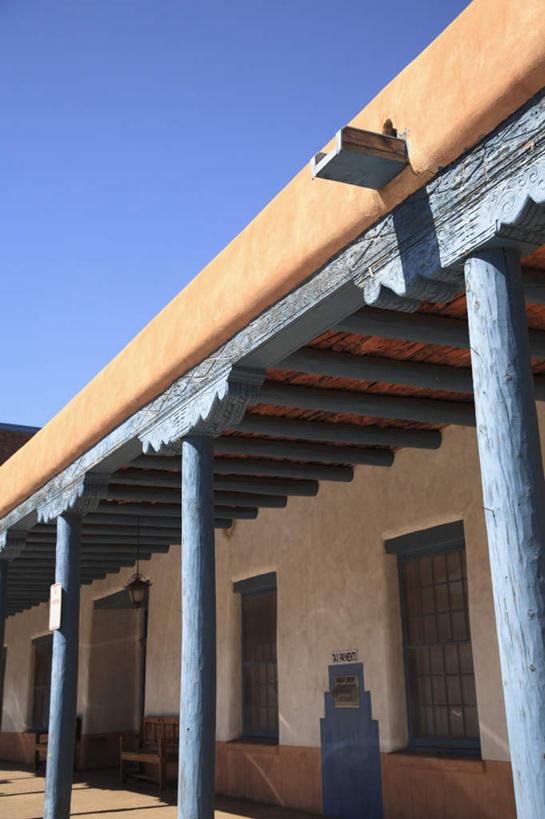 无人,竖图,室外,白天,仰视,旅游,度假,窗户,城市,美国,阴影,装饰,光线,影子,柱子,走道,走廊,过道,娱乐,玻璃窗,蓝色,蓝天,天空,阳光,天,享受,休闲,放松,晴朗,华丽,修饰,点缀,北美,北美洲,美洲,新墨西哥,万里无云,首府,新墨西哥州,北亚美利加洲,亚美利加洲,衬托,美观,雅致,雅观,迷人之地,迷人之州,圣达菲,圣塔菲,桑塔菲,晴空,晴空万里,彩图,低角度拍摄