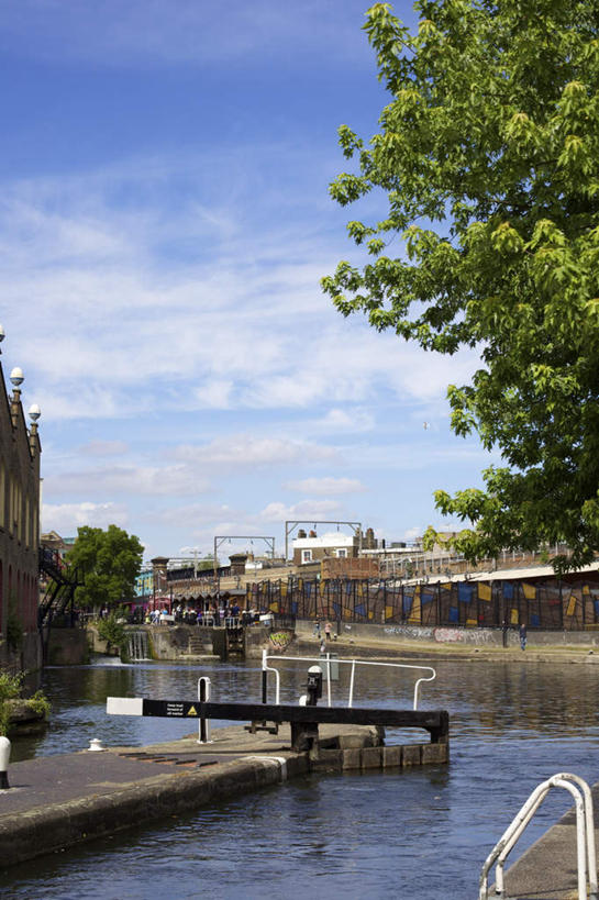 无人,家,竖图,室外,白天,正面,旅游,度假,草地,草坪,河流,石头,水,植物,英国,欧洲,阴影,光线,石子,影子,房屋,屋子,河水,水流,云,云朵,桥,云彩,娱乐,石桥,楼房,英格兰,拱桥,住宅,栈桥,草,树,树木,蓝色,绿色,白云,蓝天,天空,阳光,自然,天,享受,休闲,放松,拱形,生长,晴朗,成长,人行桥,石拱桥,运河,西欧,大不列颠,大不列颠及北爱尔兰联合王国,大不列颠联合王国,日不落英帝国,英吉利,水闸,石块,晴空,彩图,房子