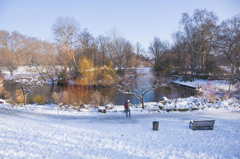 西方人,一个人,公园,站,横图,室外,白天,旅游,度假,湖,湖泊,美景,水,雪,植物,大雪,椅子,英国,欧洲,伦敦,欧洲人,仅一个男性,仅一个人,仅一个中年男性,阴影,服装,光线,包,影子,木椅,湖面,积雪,景观,水流,水面,雪景,冬季,冬天,首都,旅行包,注视,休闲装,娱乐,树,树木,背面,衣服,蓝色,绿色,倒影,蓝天,天空,阳光,自然,背包,湖水,天,观察,看,站着,享受,休闲,休闲服,景色,放松,寒冷,服饰,生长,晴朗,成长,观看,察看,倒映,西欧,关注,自然风光,大不列颠,大不列颠及北爱尔兰联合王国,万里无云,严寒,旅游包,大不列颠联合王国,日不落英帝国,雾都,反照,圣詹姆斯公园,男人,男性,中年男性,白种人,晴空,晴空万里,站立,彩图,全身,双肩包