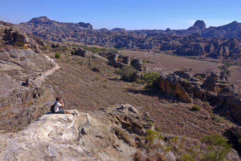 西方人,背,一个人,坐,举,横图,俯视,室外,白天,旅游,度假,草地,草坪,石头,美景,山,山脉,植物,相机,欧洲,非洲,马达加斯加,黑人,欧洲人,仅一个男性,仅一个人,握,阴影,服装,光线,包,石子,影子,景观,山峰,山峦,拿,旅行包,拿着,注视,休闲装,娱乐,草,仅一个年轻男性,拍照,衣服,蓝色,绿色,蓝天,天空,阳光,自然,背包,数码相机,群山,天,背着,观察,看,托,享受,休闲,休闲服,景色,放松,握着,摄影,服饰,晴朗,观看,察看,关注,自然风光,万里无云,旅游包,背负,马达加斯加共和国,图利亚拉,图利亚拉省,男人,男性,年轻男性,非洲人,照相机,石块,岩石,晴空,晴空万里,举起,举手,举着,向上举,向上伸,向上托,坐着,半身,彩图,高角度拍摄,照相,双肩包