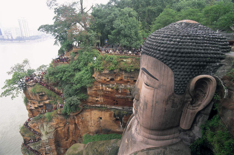 东方人,栏杆,站,横图,俯视,室外,白天,旅游,度假,河流,石头,山,山脉,水,植物,楼梯,标志建筑,地标,建筑,雕塑,中国,亚洲,行人,游客,游人,阴影,波纹,服装,朦胧,模糊,艺术,装饰,光线,雕刻,雕像,石子,影子,阶梯,河水,山峰,水流,围栏,涟漪,山峦,许多人,注视,休闲装,黄种人,娱乐,建设,护栏,路人,旅客,台阶,树,树木,衣服,蓝色,绿色,倒影,蓝天,水纹,天空,阳光,自然,工艺品,波浪,群山,天,观察,看,站着,一群人,享受,休闲,休闲服,旅游胜地,放松,服饰,四川省,生长,晴朗,成长,观看,纪念,美术,察看,倒映,关注,主题,陈列,东亚,四川,乐山,万里无云,中华人民共和国,水晕,西南地区,功能,美学,川,乐山市,反照,过客,男人,男性,女人,女性,中年男性,中年女性,亚洲人,石块,岩石,晴空,晴空万里,站立,半身,彩图,高角度拍摄