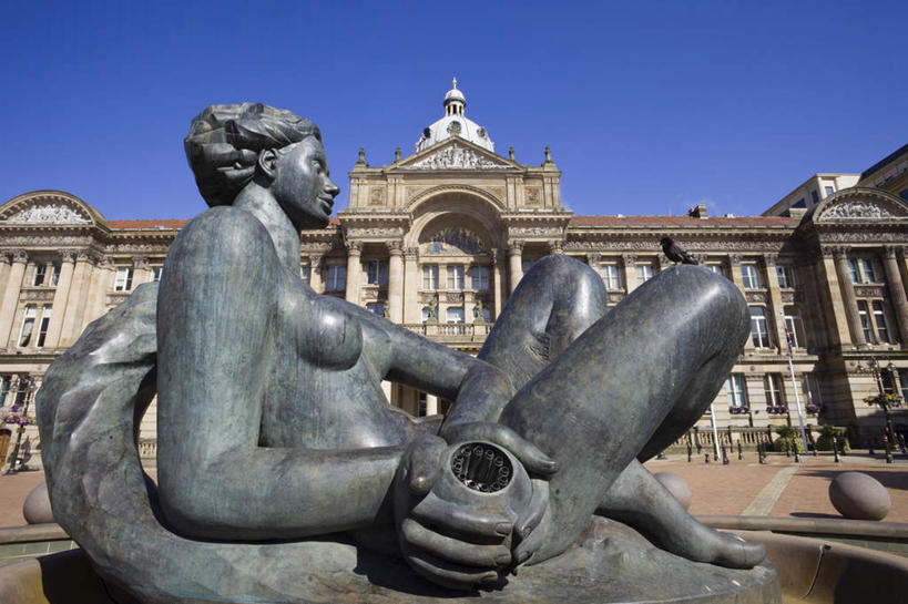 西方人,一个人,无人,家,坐,横图,室外,白天,仰视,旅游,度假,别墅,标志建筑,地标,建筑,雕塑,英国,欧洲,欧洲人,仅一个女性,仅一个人,握,阴影,艺术,装饰,光线,雕刻,雕像,影子,房屋,屋子,公寓,拿,拿着,注视,娱乐,建设,洋房,楼房,裸露,住宅,蓝色,蓝天,天空,阳光,工艺品,天,观察,看,仅一个中年女性,享受,休闲,旅游胜地,放松,握着,晴朗,赤裸,观看,纪念,美术,察看,西欧,关注,主题,裸,大不列颠,陈列,大不列颠及北爱尔兰联合王国,万里无云,功能,美学,伯明翰,大不列颠联合王国,日不落英帝国,西米德兰兹郡,维多利亚广场,女人,女性,中年女性,白种人,晴空,晴空万里,坐着,彩图,低角度拍摄,全身,房子