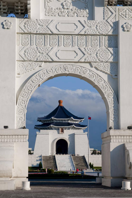 无人,栏杆,竖图,室外,白天,正面,旅游,度假,楼梯,门,标志建筑,地标,建筑,台湾,中国,亚洲,阴影,光线,扶手,影子,阶梯,云,云朵,拱门,云彩,娱乐,建设,护栏,台阶,蓝色,白云,蓝天,天空,阳光,门框,天,享受,休闲,旅游胜地,放松,晴朗,纪念,留念,蒋介石纪念堂,中正纪念堂,怀念,东亚,台北,港澳台,中华人民共和国,省会,台北市,台湾省,记念,蒋公纪念堂,中正区,晴空,彩图,台