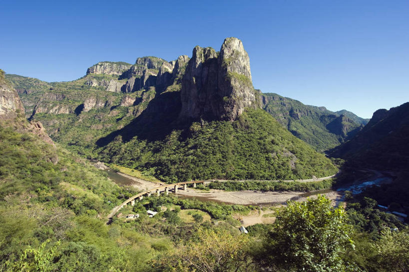 无人,横图,俯视,室外,白天,旅游,度假,草地,草坪,石头,美景,森林,山,山脉,树林,植物,路,铁路,火车,墨西哥,阴影,光线,石子,影子,景观,山峰,轨道,交通,铁轨,山峦,娱乐,车,草,树,树木,蓝色,绿色,蓝天,天空,阳光,自然,交通工具,群山,天,享受,休闲,景色,放松,运输,生长,晴朗,成长,北美,北美洲,自然风光,载具,美洲,万里无云,北亚美利加洲,亚美利加洲,墨西哥合众国,仙人掌王国,奇瓦瓦,奇瓦瓦州,石块,岩石,晴空,晴空万里,彩图,高角度拍摄