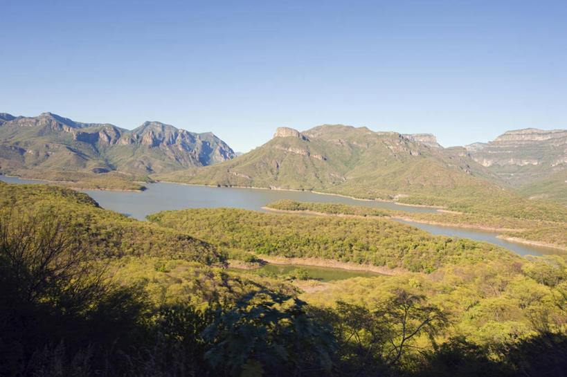 无人,横图,室外,白天,正面,旅游,度假,草地,草坪,湖,湖泊,石头,美景,山,山脉,水,植物,墨西哥,阴影,波纹,光线,石子,影子,湖面,景观,山峰,水流,水面,涟漪,山峦,娱乐,草,树,树木,蓝色,绿色,倒影,蓝天,水纹,天空,阳光,自然,波浪,湖水,群山,天,享受,休闲,景色,放松,生长,晴朗,成长,倒映,北美,北美洲,自然风光,美洲,万里无云,水晕,北亚美利加洲,亚美利加洲,墨西哥合众国,仙人掌王国,奇瓦瓦,奇瓦瓦州,反照,石块,岩石,晴空,晴空万里,彩图