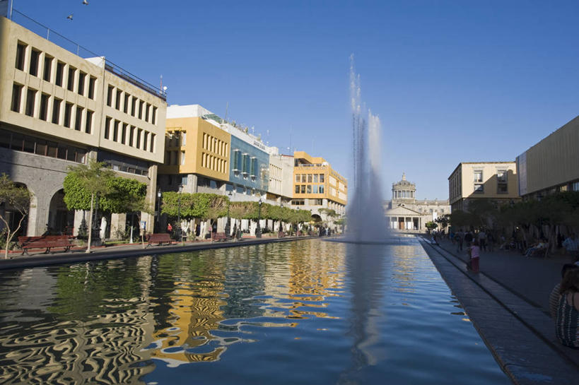 无人,家,横图,室外,白天,仰视,旅游,度假,水,植物,标志建筑,城市,地标,建筑,喷泉,墨西哥,阴影,飞溅,溅,光线,液体,影子,房屋,屋子,景观,水滴,文化,娱乐,建设,楼房,住宅,水珠,树,树木,蓝色,绿色,蓝天,天空,阳光,自然,天,品味,享受,休闲,旅游胜地,放松,生长,晴朗,成长,北美,北美洲,喷洒,美洲,水景,万里无云,首府,北亚美利加洲,亚美利加洲,美观,墨西哥合众国,仙人掌王国,瓜达拉哈拉,瓜达拉哈拉市,哈利斯科,哈利斯科州,设计,晴空,晴空万里,彩图,低角度拍摄,房子