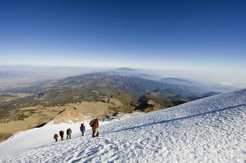 西方人,攀登,横图,室外,白天,正面,锻炼,旅游,度假,探险,运动,攀岩,火山,石头,美景,山,雪,雪山,大雪,墨西哥,欧洲,欧洲人,五个人,一排,阴影,服装,整齐,光线,包,石子,影子,冰,积雪,景观,山顶,山峰,雪景,冬季,冬天,山峦,许多人,旅行包,注视,休闲装,娱乐,极限运动,排列,衣服,蓝色,蓝天,天空,阳光,自然,背包,天,观察,看,一群人,享受,休闲,休闲服,爬,景色,放松,寒冷,服饰,晴朗,观看,察看,冰冷,北美,北美洲,队列,关注,自然风光,室外运动,美洲,户外运动,沉积岩,万里无云,韦拉克鲁斯,韦拉克鲁斯州,北亚美利加洲,亚美利加洲,严寒,墨西哥合众国,仙人掌王国,旅游包,冰凉,酷寒,凛冽,凛凛,极冷,维拉克鲁斯,维拉克鲁斯州,颠峰,极峰,水成岩,奥里萨巴火山,冒险,体育,男人,男性,年轻男性,白种人,活火山,石块,死火山,休眠火山,岩石,晴空,晴空万里,登山,攀爬,彩图,全身,健身,双肩包