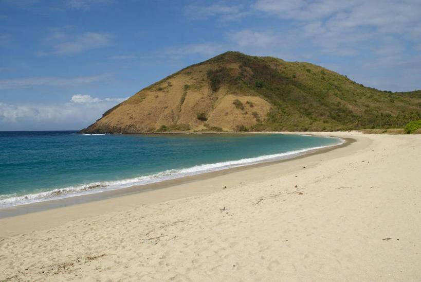 无人,横图,室外,白天,正面,旅游,度假,海浪,海洋,石头,美景,沙滩,山,山脉,植物,印度尼西亚,印尼,亚洲,阴影,朦胧,模糊,光线,沙子,石子,影子,海岸,景观,浪花,山峰,云,云朵,沙地,山峦,云彩,娱乐,树,树木,蓝色,绿色,白云,蓝天,天空,阳光,自然,海水,群山,天,享受,休闲,景色,放松,东南亚,生长,晴朗,成长,自然风光,海景,印度尼西亚共和国,龙目岛,西努沙登加拉省,大海,风浪,海,海水的波动,海滩,近岸浪,石块,岩石,涌浪,晴空,彩图