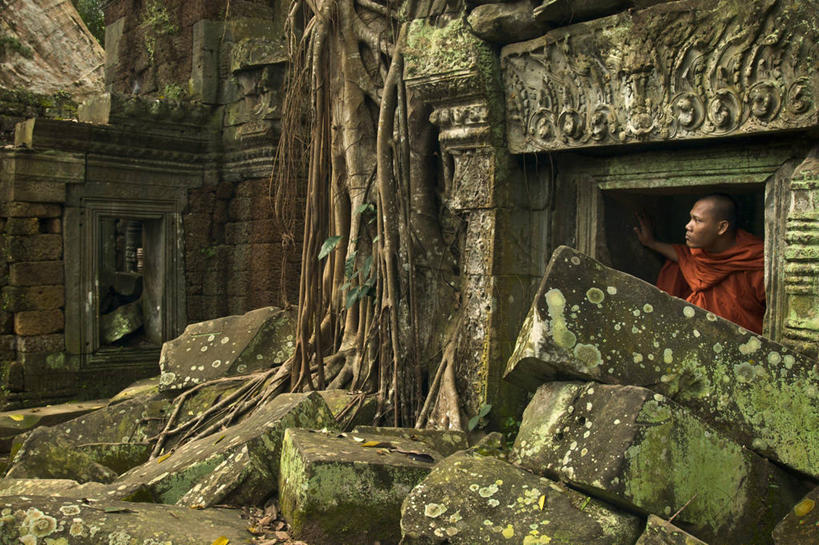 东方人,秃头,一个人,无人,寺庙,蹲,横图,室外,白天,正面,旅游,度假,石头,名胜古迹,植物,标志建筑,地标,建筑,叶子,雕塑,柬埔寨,亚洲,仅一个男性,仅一个人,节日,遗迹,艺术,装饰,长袍,雕刻,雕像,石子,纹理,绿叶,树桩,燃烧,黄种人,古迹,文化,文物,娱乐,建设,古建筑,树,树干,仅一个年轻男性,红色,绿色,香火,工艺品,庙宇,祈祷,享受,休闲,健康,嫩叶,木桩,旅游胜地,放松,许愿,宗教,东南亚,信仰,纪念,华丽,修饰,祈求,美术,点缀,主题,陈列,古文明,肌理,高棉,塔普伦寺,塔布茏寺,柬埔寨王国,功能,美学,衬托,美观,雅致,雅观,吉蔑,平安,男人,男性,年轻男性,亚洲人,光头,无发,叶,叶片,叶脉,石块,岩石,蹲着,彩图,庙,寺