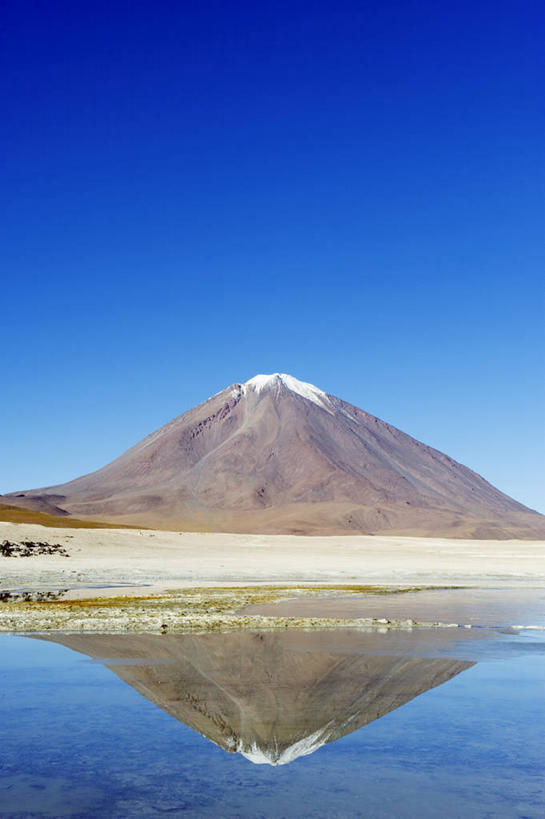 无人,竖图,室外,白天,正面,旅游,度假,湖,湖泊,火山,美景,山,山脉,水,玻利维亚,阴影,反射,光线,影子,湖面,景观,山峰,水流,水面,山峦,娱乐,蓝色,蓝天,天空,阳光,自然,湖水,群山,天,享受,休闲,景色,南美,放松,晴朗,南美洲,拉丁美洲,自然风光,美洲,万里无云,亚美利加洲,南亚美利加洲,玻利维亚多民族国,活火山,死火山,休眠火山,晴空,晴空万里,彩图