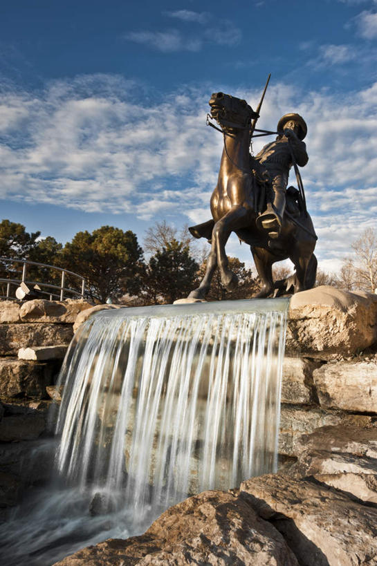 无人,竖图,室外,白天,正面,旅游,度假,石头,瀑布,水,标志建筑,城市,地标,建筑,马,野生动物,雕塑,美国,阴影,飞溅,艺术,装饰,溅,光线,雕刻,雕像,石子,液体,影子,水滴,云,云朵,云彩,娱乐,建设,水珠,蓝色,白云,蓝天,天空,阳光,动物,工艺品,天,享受,休闲,旅游胜地,放松,运输,牲畜,晴朗,纪念,美术,北美,北美洲,喷洒,主题,美洲,陈列,功能,美学,北亚美利加洲,亚美利加洲,堪萨斯,密苏里,密苏里州,索证之州,堪萨斯市,跌水,石块,岩石,晴空,彩图