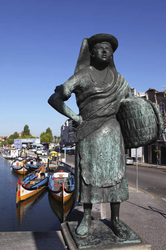 西方人,一个人,无人,站,竖图,室外,白天,仰视,民族服装,度假,河流,美景,水,植物,城市风光,城市,道路,路,公路,雕塑,葡萄牙,欧洲,欧洲人,仅一个男性,仅一个人,握,阴影,艺术,装饰,光线,雕刻,雕像,铁桶,桶,影子,河水,景观,水流,交通,拿,拿着,注视,娱乐,手叉腰,科英布拉,树,树木,仅一个年轻男性,蓝色,绿色,蓝天,天空,阳光,自然,容器,工艺品,天,叉腰,观察,看,站着,享受,休闲,景色,放松,握着,生长,晴朗,成长,观看,纪念,储藏,美术,察看,储存,关注,南欧,主题,陈列,万里无云,功能,美学,漆雕,葡萄牙共和国,男人,男性,年轻男性,白种人,晴空,晴空万里,马路,站立,彩图,低角度拍摄,全身,传统服装,民俗服,贮存