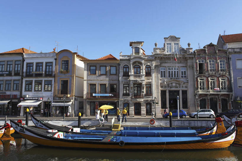 西方人,家,码头,站,走,横图,室外,白天,正面,度假,河流,美景,水,城市风光,城市,港口,船,葡萄牙,欧洲,欧洲人,行人,游客,游人,阴影,服装,光线,影子,房屋,屋子,河水,景观,水流,木船,许多人,注视,休闲装,娱乐,楼房,科英布拉,路人,旅客,住宅,衣服,蓝色,蓝天,天空,阳光,交通工具,天,观察,看,站着,一群人,享受,休闲,休闲服,景色,放松,服饰,晴朗,观看,察看,舟,关注,南欧,载具,万里无云,葡萄牙共和国,过客,男人,男性,年轻男性,年轻女性,女人,女性,白种人,晴空,晴空万里,步行,散步,站立,走路,彩图,全身,房子,摆渡口,埠头,渡口,渡头,港湾,海港,货运码头,口岸,商港