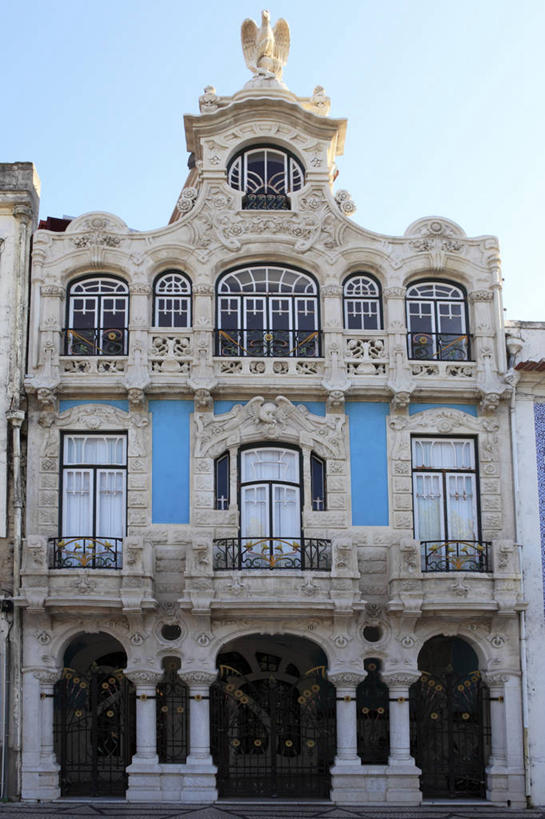 无人,家,露台,竖图,室外,白天,仰视,度假,美景,别墅,窗户,门,阳台,城市风光,城市,葡萄牙,欧洲,阴影,花纹,装饰,光线,影子,房屋,屋子,景观,公寓,娱乐,洋房,楼房,科英布拉,玻璃窗,住宅,蓝色,蓝天,天空,阳光,门框,天,享受,休闲,景色,放松,晴朗,华丽,修饰,点缀,南欧,万里无云,衬托,美观,雅致,雅观,葡萄牙共和国,晴空,晴空万里,彩图,低角度拍摄,房子,露天阳台