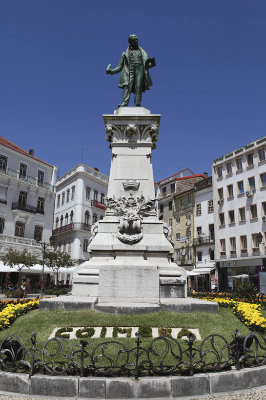 西方人,一个人,无人,家,站,竖图,室外,白天,仰视,民族服装,旅游,度假,花海,花圃,名胜古迹,植物,标志建筑,道路,地标,建筑,路,叶子,雕塑,葡萄牙,欧洲,欧洲人,仅一个男性,仅一个人,阴影,遗迹,艺术,装饰,盛开,光线,雕刻,雕像,影子,房屋,屋子,公寓,纪念碑,小路,交通,花蕾,注视,古迹,文物,娱乐,建设,古建筑,洋房,楼房,科英布拉,住宅,花,花瓣,花朵,花卉,鲜花,仅一个年轻男性,蓝色,绿色,蓝天,天空,阳光,工艺品,花丛,花束,花田,天,花苞,花蕊,观察,看,站着,享受,休闲,旅游胜地,放松,晴朗,观看,纪念,美术,察看,关注,南欧,主题,陈列,古文明,万里无云,功能,美学,漆雕,葡萄牙共和国,男人,男性,年轻男性,白种人,晴空,晴空万里,站立,彩图,低角度拍摄,全身,传统服装,民俗服,房子