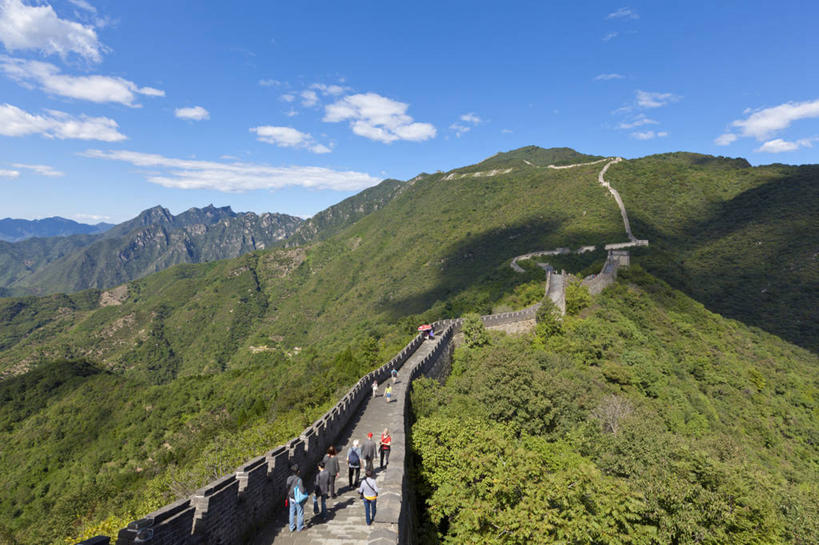 东方人,走,横图,俯视,室外,白天,旅游,度假,名胜古迹,森林,山,山脉,树林,植物,标志建筑,地标,建筑,北京,中国,亚洲,行人,游客,游人,阴影,服装,遗迹,光线,影子,山峰,云,云朵,山峦,首都,许多人,云彩,注视,休闲装,黄种人,古迹,文物,娱乐,建设,古建筑,路人,旅客,树,树木,衣服,蓝色,绿色,白云,蓝天,天空,阳光,自然,群山,天,观察,看,一群人,享受,休闲,休闲服,旅游胜地,放松,服饰,生长,晴朗,成长,观看,察看,关注,古文明,东亚,慕田峪,中华人民共和国,北京市,京,北平,华北地区,怀柔区,慕田峪长城,过客,怀柔,男人,男性,年轻男性,年轻女性,女人,女性,亚洲人,晴空,步行,散步,走路,彩图,高角度拍摄,全身