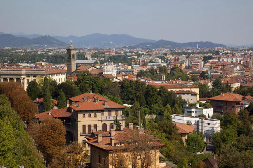 无人,家,横图,俯视,室外,白天,度假,石头,美景,森林,山,山脉,树林,植物,城市风光,城市,意大利,欧洲,阴影,光线,石子,影子,房屋,屋子,景观,山顶,山峰,山峦,娱乐,楼房,住宅,树,树木,蓝色,绿色,蓝天,天空,阳光,自然,群山,天,享受,休闲,景色,放松,生长,晴朗,成长,南欧,沉积岩,伦巴第大区,万里无云,意大利共和国,伦巴第,颠峰,极峰,水成岩,贝加莫省,石块,岩石,晴空,晴空万里,彩图,高角度拍摄,房子