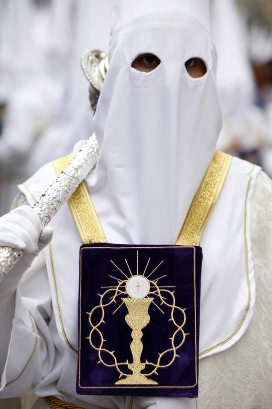 西方人,一个人,教堂,站,竖图,室外,白天,正面,民族服装,旅游,度假,名胜古迹,标志建筑,地标,建筑,西班牙,欧洲,复活节,欧洲人,仅一个男性,仅一个人,握,阴影,节日,庆祝,遗迹,光线,影子,拿,拿着,注视,古迹,文化,文物,娱乐,建设,古建筑,安达卢西亚,仅一个年轻男性,阳光,观察,看,祈祷,站着,庆典,享受,休闲,健康,旅游胜地,放松,握着,许愿,宗教,信仰,观看,纪念,祈求,察看,徽章,权利,象征,关注,南欧,安达鲁西亚,信念,古文明,法杖,西班牙王国,地位,权杖,权势,安达卢西亚自治区,权位,安特克拉,平安,男人,男性,年轻男性,白种人,站立,半身,彩图,传统服装,民俗服,大教堂,礼拜堂