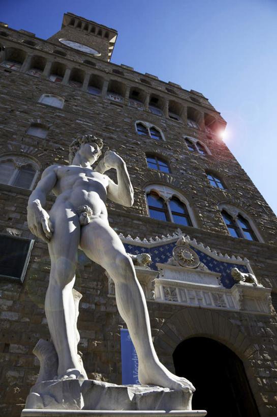 西方人,一个人,无人,家,站,竖图,室外,白天,仰视,度假,美景,窗户,落地窗,门,城市风光,城市,雕塑,意大利,佛罗伦萨,欧洲,欧洲人,仅一个男性,仅一个人,握,阴影,艺术,装饰,光线,雕刻,雕像,影子,房屋,屋子,景观,公寓,注视,娱乐,鼓励,洋房,楼房,裸露,玻璃窗,住宅,仅一个年轻男性,蓝色,蓝天,天空,阳光,工艺品,门框,天,观察,加油,看,手势,握拳,站着,享受,休闲,景色,放松,打气,握着,晴朗,赤裸,观看,纪念,美术,察看,托斯卡纳,关注,南欧,主题,鼓舞,裸,陈列,万里无云,意大利共和国,首府,功能,美学,漆雕,百花之城,翡冷翠,托斯卡纳大区,米开朗基罗广场,米开朗琪罗广场,男人,男性,年轻男性,白种人,晴空,晴空万里,站立,彩图,低角度拍摄,全身,房子