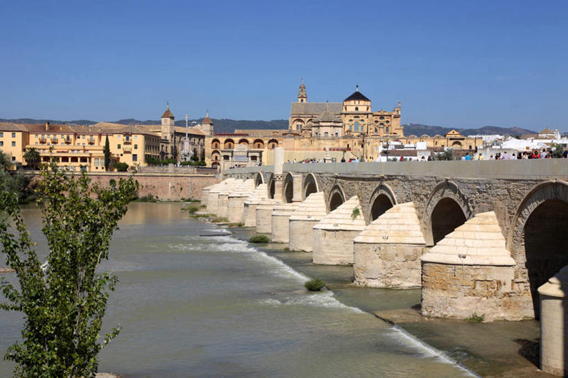 无人,家,横图,室外,白天,正面,旅游,度假,河流,石头,水,植物,标志建筑,地标,建筑,西班牙,欧洲,阴影,光线,石子,影子,房屋,屋子,河水,水流,桥,娱乐,建设,石桥,楼房,安达卢西亚,拱桥,住宅,栈桥,树,树木,蓝色,绿色,蓝天,天空,阳光,自然,天,享受,休闲,旅游胜地,放松,拱形,生长,晴朗,成长,人行桥,石拱桥,南欧,安达鲁西亚,万里无云,西班牙王国,安达卢西亚自治区,罗马桥,石块,晴空,晴空万里,彩图,房子