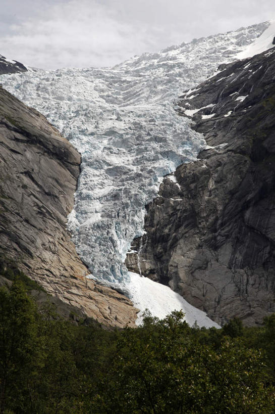 无人,竖图,俯视,航拍,室外,白天,旅游,度假,河流,石头,美景,山,山脉,水,植物,挪威,欧洲,阴影,光线,石子,影子,河水,景观,山峰,水流,山峦,娱乐,树,树木,绿色,阳光,自然,群山,享受,休闲,景色,放松,生长,成长,冰原,斯堪的纳维亚,鸟瞰,自然风光,北欧,斯堪的纳维亚半岛,挪威王国,约斯特谷冰原,石块,岩石,彩图,高角度拍摄
