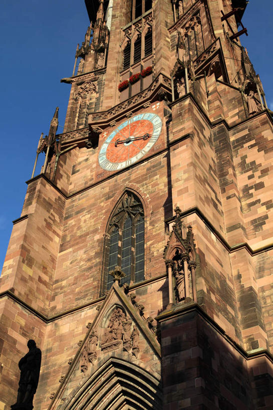 无人,教堂,竖图,室外,白天,仰视,旅游,度假,名胜古迹,标志建筑,地标,建筑,德国,欧洲,阴影,节日,遗迹,时间,光线,时钟,影子,钟楼,计时,古迹,文化,文物,娱乐,建设,古建筑,蓝色,蓝天,天空,阳光,钟表,天,祈祷,享受,休闲,健康,表,旅游胜地,放松,许愿,宗教,信仰,晴朗,纪念,祈求,西欧,信念,古文明,万里无云,德意志联邦共和国,塔钟,巴登.符腾堡,巴登.符腾堡州,巴符州,弗莱堡,弗赖堡,平安,钟,晴空,晴空万里,彩图,低角度拍摄,大教堂,礼拜堂