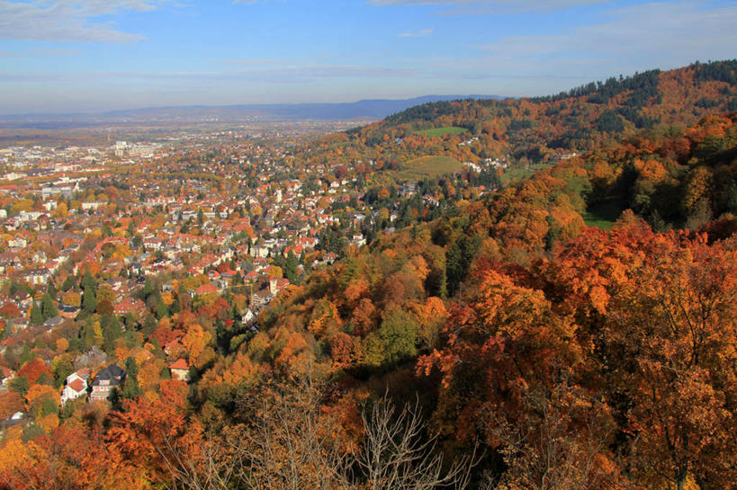 无人,家,横图,俯视,室外,白天,旅游,度假,美景,山,山脉,树林,植物,叶子,德国,欧洲,阴影,光线,影子,房屋,屋子,地平线,景观,山峰,云,云朵,辽阔,枫叶,枯叶,落叶,地面,山峦,云彩,娱乐,楼房,住宅,树,树木,黄色,红色,蓝色,绿色,白云,蓝天,天空,阳光,自然,群山,天,享受,休闲,广阔,景色,放松,生长,晴朗,成长,枫树叶,一望无际,西欧,自然风光,延伸,德意志联邦共和国,天地相交,巴登.符腾堡,巴登.符腾堡州,巴符州,无边无际,一马平川,弗莱堡,弗赖堡,叶,叶片,晴空,彩图,高角度拍摄,房子