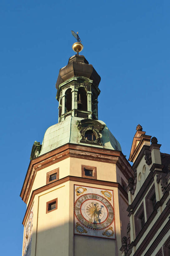 无人,家,竖图,室外,白天,仰视,度假,美景,城市风光,城市,德国,欧洲,阴影,时间,光线,时钟,影子,房屋,屋子,景观,钟楼,计时,娱乐,楼房,住宅,蓝色,蓝天,天空,阳光,钟表,天,享受,休闲,表,景色,放松,晴朗,西欧,万里无云,德意志联邦共和国,塔钟,莱比锡,钟,晴空,晴空万里,彩图,低角度拍摄,房子