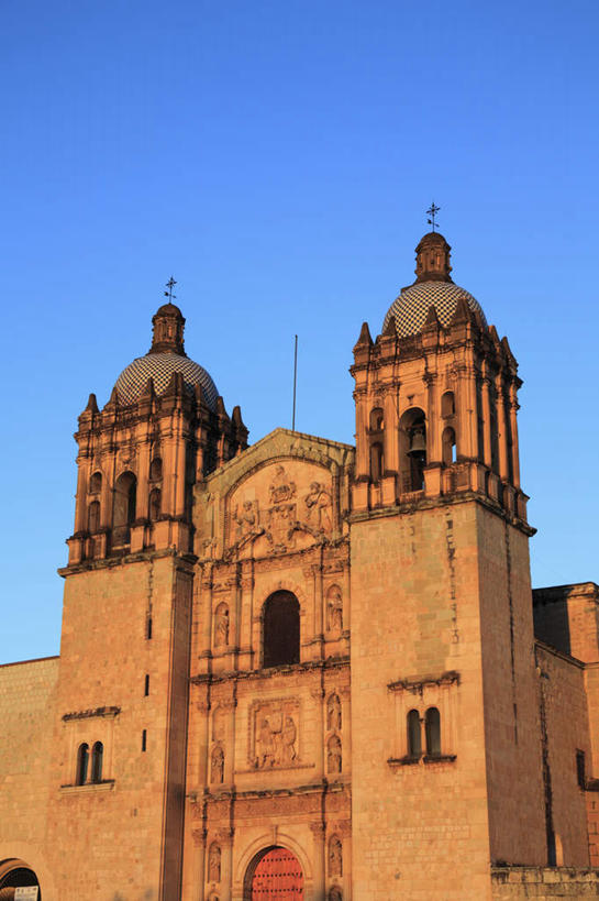 无人,教堂,竖图,室外,白天,仰视,旅游,度假,美景,名胜古迹,日落,标志建筑,地标,建筑,雕塑,墨西哥,阴影,节日,遗迹,艺术,装饰,光线,雕刻,雕像,影子,景观,晚霞,霞光,落日,古迹,文化,文物,娱乐,建设,古建筑,石雕,阳光,自然,黄昏,工艺品,祈祷,享受,休闲,健康,旅游胜地,景色,彩霞,放松,许愿,宗教,信仰,纪念,华丽,修饰,祈求,美术,点缀,北美,北美洲,自然风光,主题,美洲,陈列,信念,古文明,瓦哈卡州,瓦哈卡,功能,美学,北亚美利加洲,亚美利加洲,衬托,美观,雅致,雅观,墨西哥合众国,仙人掌王国,瓦哈卡德华雷斯,夕照,平安,夕阳,彩图,低角度拍摄,大教堂,礼拜堂,斜阳