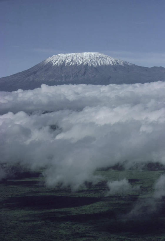 无人,竖图,俯视,航拍,室外,白天,旅游,度假,美景,山,山脉,雾,欧洲,非洲,坦桑尼亚,阴影,朦胧,模糊,光线,影子,景观,山峰,山峦,娱乐,蓝色,蓝天,天空,阳光,自然,群山,天,享受,休闲,景色,放松,晴朗,迷雾,鸟瞰,自然风光,万里无云,赤道雪峰,乞力马扎罗山,东非,非洲屋脊,坦桑尼亚联合共和国,大雾,晴空,晴空万里,彩图,高角度拍摄