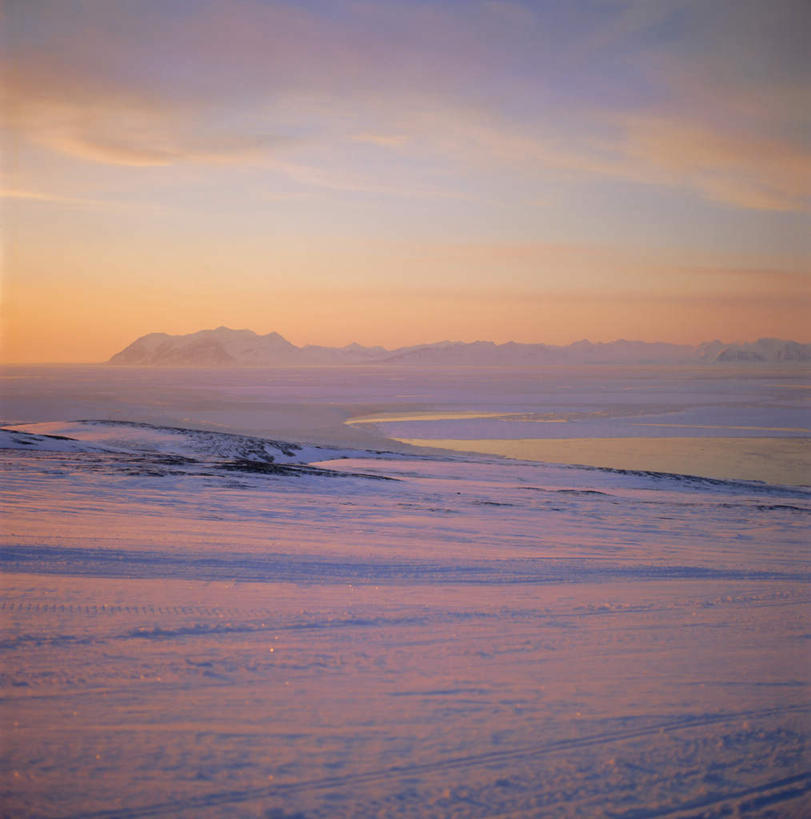 无人,竖图,室外,白天,正面,旅游,度假,石头,美景,日落,雪,大雪,挪威,欧洲,朦胧,模糊,石子,地平线,积雪,景观,晚霞,霞光,雪景,冬季,冬天,落日,辽阔,地面,娱乐,自然,黄昏,享受,休闲,广阔,景色,彩霞,放松,寒冷,一望无际,斯堪的纳维亚,自然风光,北欧,延伸,斯堪的纳维亚半岛,斯瓦尔巴群岛,天地相交,严寒,挪威王国,斯匹次卑尔根群岛,无边无际,一马平川,夕照,石块,岩石,夕阳,彩图,斜阳