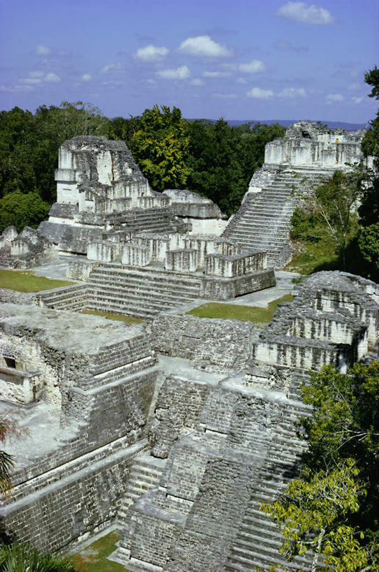 无人,公园,竖图,俯视,室外,白天,旅游,度假,草地,草坪,石头,名胜古迹,植物,楼梯,标志建筑,地标,建筑,危地马拉,阴影,遗迹,光线,石子,影子,阶梯,云,云朵,云彩,古迹,文物,娱乐,建设,古建筑,废墟,台阶,草,树,树木,蓝色,绿色,白云,蓝天,天空,阳光,自然,天,享受,休闲,旅游胜地,放松,生长,晴朗,成长,北美,北美洲,美洲,古文明,北亚美利加洲,亚美利加洲,危地马拉共和国,瓜地马拉,蒂卡尔国家公园,石块,岩石,晴空,彩图,高角度拍摄