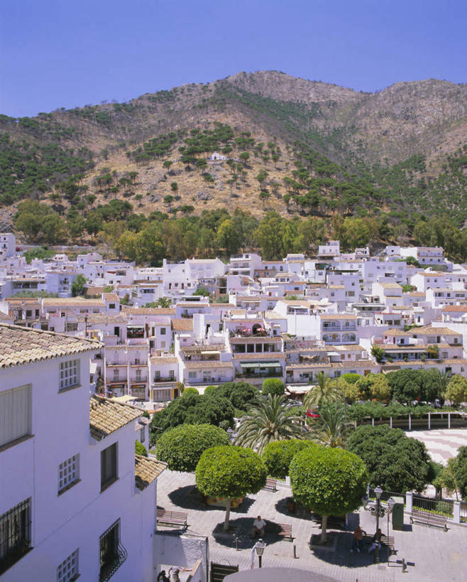 西方人,四个人,家,站,竖图,俯视,室外,白天,旅游,度假,石头,山,山脉,植物,标志建筑,地标,建筑,西班牙,欧洲,欧洲人,阴影,服装,光线,石子,影子,房屋,屋子,山峰,公寓,山峦,注视,休闲装,娱乐,建设,洋房,楼房,安达卢西亚,格拉纳达,住宅,树,树木,衣服,蓝色,绿色,蓝天,天空,阳光,自然,群山,天,观察,看,站着,享受,休闲,休闲服,旅游胜地,放松,服饰,生长,晴朗,成长,观看,察看,关注,南欧,安达鲁西亚,格拉纳达省,万里无云,省会,西班牙王国,安达卢西亚自治区,米哈斯,男人,男性,女人,女性,中年男性,中年女性,白种人,石块,岩石,晴空,晴空万里,站立,彩图,高角度拍摄,全身,房子