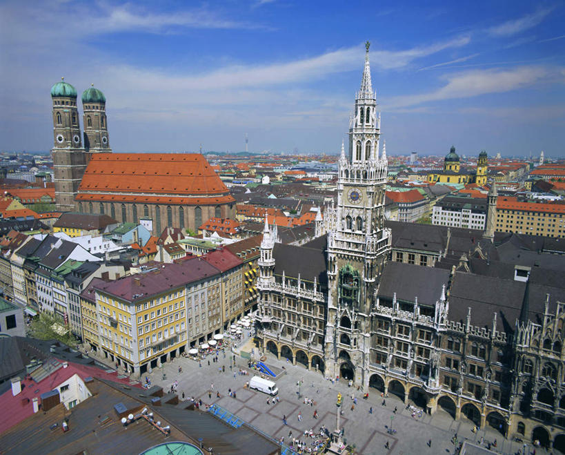 无人,家,广场,教堂,横图,全景,俯视,航拍,室外,白天,旅游,度假,天际线,标志建筑,地标,建筑,德国,欧洲,阴影,节日,时间,光线,时钟,影子,房屋,屋子,云,云朵,钟楼,计时,云彩,文化,娱乐,建设,楼房,慕尼黑,住宅,蓝色,白云,蓝天,天空,钟表,天,祈祷,享受,休闲,健康,表,旅游胜地,放松,许愿,宗教,信仰,晴朗,纪念,祈求,基督教,西欧,鸟瞰,天主教,信念,德意志联邦共和国,首府,塔钟,巴伐利亚,巴伐利亚州,拜恩州,拜恩自由州,玛利亚广场,平安,钟,晴空,彩图,高角度拍摄,房子,大教堂,礼拜堂