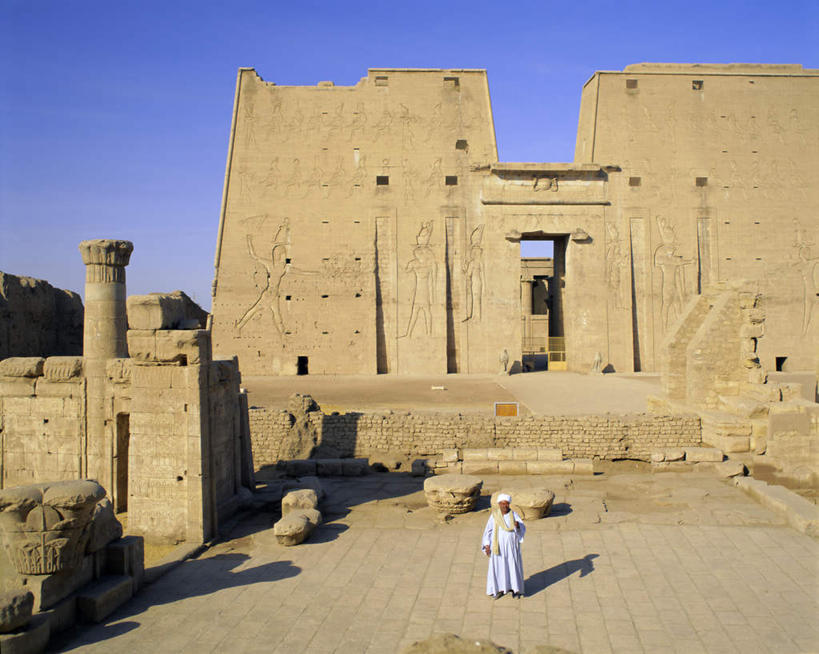 西方人,一个人,寺庙,站,横图,俯视,室外,白天,旅游,度假,石头,名胜古迹,标志建筑,地标,建筑,雕塑,欧洲,非洲,埃及,黑人,欧洲人,仅一个男性,仅一个人,阴影,节日,遗迹,艺术,装饰,光线,长袍,雕刻,雕像,石子,影子,燃烧,注视,古迹,文化,文物,娱乐,建设,古建筑,废墟,仅一个年轻男性,蓝色,白色,蓝天,天空,阳光,香火,工艺品,庙宇,天,观察,看,祈祷,站着,享受,休闲,健康,旅游胜地,放松,许愿,宗教,信仰,晴朗,观看,纪念,祈求,美术,察看,古埃及,关注,主题,陈列,古文明,北非,万里无云,阿拉伯埃及共和国,金字塔之国,棉花之国,功能,美学,阿非利加洲,埃德富,埃德富神庙,荷鲁斯神殿,平安,男人,男性,年轻男性,非洲人,石块,岩石,晴空,晴空万里,站立,彩图,高角度拍摄,全身,庙,寺