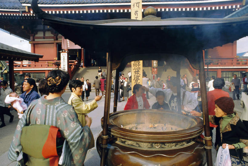 东方人,寺庙,栏杆,站,横图,室外,白天,正面,旅游,度假,楼梯,标志建筑,地标,建筑,蜡烛,东京,日本,亚洲,握,阴影,服装,节日,光线,扶手,影子,阶梯,烟雾,许多人,燃烧,拿,拿着,注视,休闲装,黄种人,文化,娱乐,建设,护栏,台阶,佛香,衣服,阳光,香火,香烛,庙宇,观察,看,祈祷,站着,一群人,享受,休闲,健康,休闲服,旅游胜地,放松,握着,许愿,宗教,服饰,佛教,信仰,烧香,观看,纪念,祈求,察看,关注,东亚,本州,关东地方,本州岛,日本国,东京都,释教,平安,男人,男性,年轻男性,年轻女性,女人,女性,亚洲人,站立,半身,彩图,庙,寺