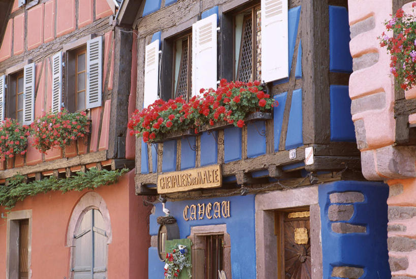 无人,家,栏杆,露台,横图,室外,白天,仰视,度假,美景,植物,窗户,阳台,城市风光,城市,法国,欧洲,阴影,盛开,光线,盆栽,影子,房屋,墙,屋子,景观,围栏,盆景,花蕾,娱乐,护栏,楼房,玻璃窗,墙壁,墙面,住宅,花,花瓣,花朵,鲜花,红色,绿色,阳光,自然,花苞,花蕊,享受,休闲,景色,放松,生长,成长,阿尔萨斯,法兰西共和国,法兰西第五共和国,阿尔萨斯大区,彩图,低角度拍摄,房子,露天阳台