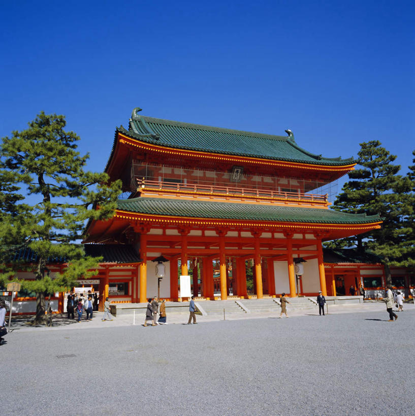 东方人,寺庙,走,竖图,室外,白天,正面,旅游,度假,植物,标志建筑,地标,建筑,京都,日本,亚洲,阴影,服装,节日,光线,影子,许多人,注视,休闲装,黄种人,文化,娱乐,建设,树,树木,衣服,蓝色,绿色,蓝天,天空,阳光,自然,庙宇,天,观察,看,祈祷,一群人,享受,休闲,健康,休闲服,旅游胜地,放松,许愿,宗教,服饰,佛教,信仰,京都府,生长,晴朗,成长,观看,纪念,祈求,察看,关注,东亚,本州,万里无云,本州岛,日本国,近畿地方,平安神宫,近畿,释教,平安,男人,男性,女人,女性,中年男性,中年女性,亚洲人,晴空,晴空万里,步行,散步,走路,彩图,全身,庙,寺