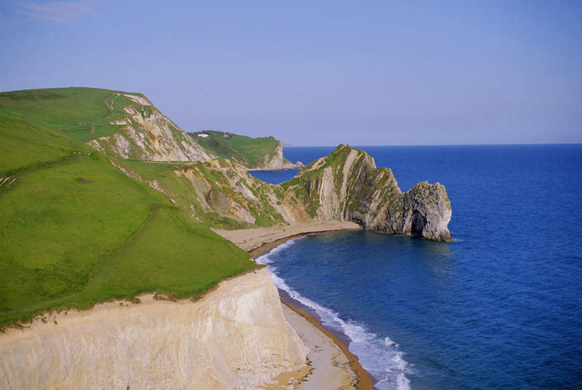 无人,横图,俯视,室外,白天,旅游,草地,草坪,海浪,海洋,石头,美景,沙滩,山,山脉,植物,英国,欧洲,阴影,光线,沙子,石子,影子,地平线,海岸,景观,浪花,山峰,辽阔,地面,沙地,山峦,草,蓝色,绿色,蓝天,天空,阳光,自然,海水,群山,天,广阔,景色,晴朗,一望无际,西欧,自然风光,延伸,大不列颠,海景,多塞特郡,大不列颠及北爱尔兰联合王国,万里无云,天地相交,大不列颠联合王国,日不落英帝国,无边无际,一马平川,多塞特,大海,风浪,海,海水的波动,海滩,近岸浪,石块,岩石,涌浪,晴空,晴空万里,彩图,高角度拍摄,游览