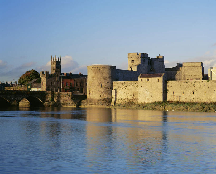 无人,横图,室外,白天,正面,度假,草地,河流,石头,美景,水,植物,城市风光,城市,爱尔兰,欧洲,阴影,光线,石子,影子,堡垒,城堡,墙,河水,景观,水流,云,云朵,桥,云彩,娱乐,石桥,拱桥,墙壁,墙面,栈桥,草,蓝色,绿色,白云,倒影,蓝天,天空,阳光,天,享受,休闲,景色,放松,拱形,晴朗,人行桥,石拱桥,倒映,西欧,要塞,芒斯特省,爱尔兰共和国,反照,芒斯特,设防,利默里克郡,石块,晴空,彩图