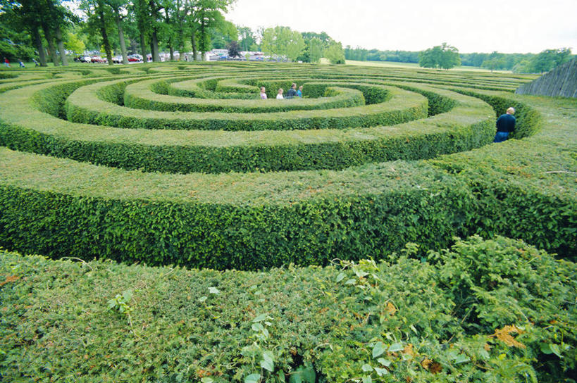 西方人,走,横图,俯视,室外,白天,度假,游戏,美景,植物,城市风光,城市,英国,欧洲,欧洲人,五个人,阴影,服装,环保,光线,影子,景观,防护,许多人,玩,注视,休闲装,娱乐,英格兰,树,树木,衣服,绿色,阳光,自然,观察,看,一群人,享受,休闲,休闲服,景色,放松,益智,服饰,生长,成长,观看,活动,察看,西欧,发泄,关注,美好,美妙,消遣,智力,间隔,迷宫,大不列颠,大不列颠及北爱尔兰联合王国,宣泄,美观,雅观,大不列颠联合王国,日不落英帝国,英吉利,威尔特郡,绿篱,生篱,树篱,植篱,沃敏斯特,男人,男性,女人,女性,中年男性,中年女性,白种人,步行,散步,玩耍,嬉戏,走路,彩图,高角度拍摄,全身