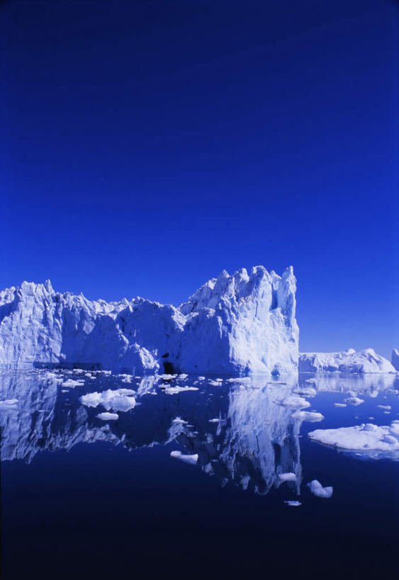 无人,竖图,室外,白天,正面,旅游,度假,冰山,海浪,海洋,美景,山,丹麦,欧洲,阴影,光线,影子,冰,景观,浪花,山峰,山峦,娱乐,冰川,蓝色,蓝天,天空,阳光,自然,海水,浮冰,天,享受,休闲,景色,放松,寒冷,晴朗,冰冷,自然风光,北欧,冰河,海景,万里无云,格陵兰,格陵兰岛,首府,严寒,丹麦王国,冰凉,酷寒,凛冽,凛凛,极冷,流冰,浮冰块,戈特霍布,努克,大海,风浪,海,海水的波动,近岸浪,涌浪,晴空,晴空万里,彩图